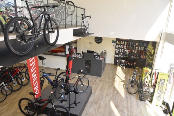 Interior tienda Xabia's Bike en Moraira
